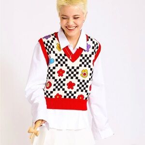 NWOT #Reclectic.SizeSmall Checkerboard Floral Knit Vest with Red Trim